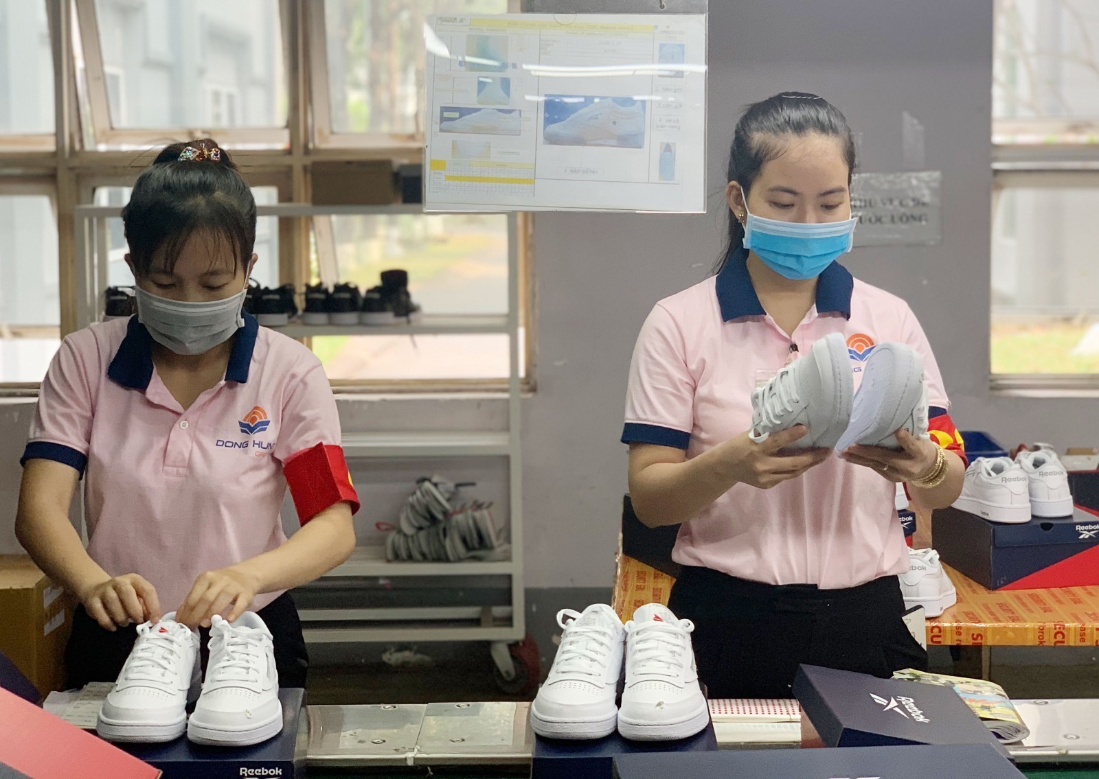 According to the General Statistics Office of Vietnam, Vietnamese companies exported footwear products worth more than US$2.46 billion from January 1 to February 15, 2024, 16 percent higher than the same period last year - photo: Thy Thao