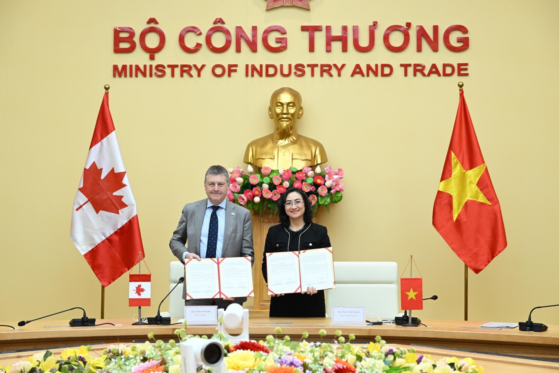 Vietnamese Deputy Minister of Industry and Trade Phan Thi Thang (right) and Canadian Deputy Minister of International Trade Rob Stewart sign the Joint Statement of the Second Meeting of the Vietnam-Canada Joint Economic Committee  Vietnamese Deputy Minister of Industry and Trade Phan Thi Thang (right) and Canadian Deputy Minister of International Trade Rob Stewart sign the Joint Statement of the Second Meeting of the Vietnam-Canada Joint Economic Committee