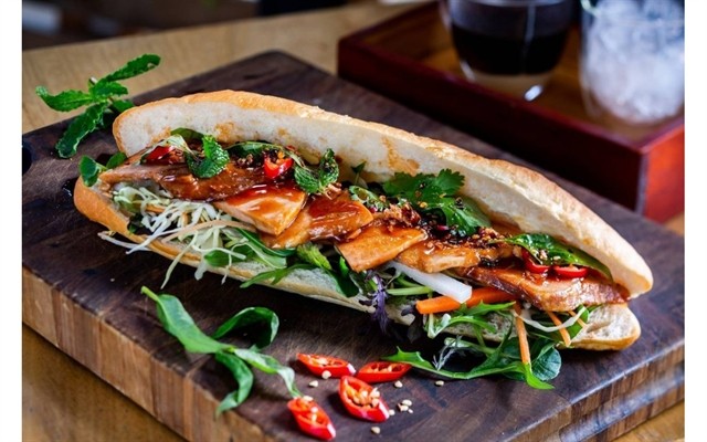 Vietnamese bread with its variety of aromatic flavours has won a great following among both local and foreign foodies. — Photo inozkienan.vn Vietnamese bread with its variety of aromatic flavours has won a great following among both local and foreign foodies. — Photo inozkienan.vn