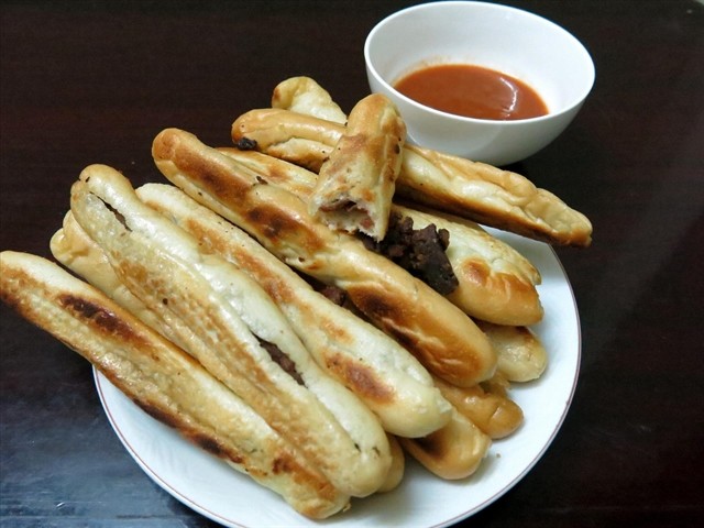 Bánh mỳ que (breadstick) is popular among young people. — VNA/VNS Photo Phạm Hậu Bánh mỳ que (breadstick) is popular among young people. — VNA/VNS Photo Phạm Hậu