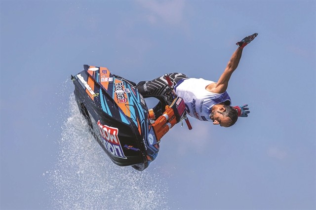 SPECTACULAR: Rider Rashid Al-Mulla performs freestyle aquabike at the UIM-ABP Aquabike World Championship in Bình Định on March 24, 2024. VNS Photo Thiên Kim SPECTACULAR: Rider Rashid Al-Mulla performs freestyle aquabike at the UIM-ABP Aquabike World Championship in Bình Định on March 24, 2024. VNS Photo Thiên Kim