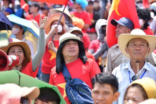 BIG CROWDS: Enthusiastic spectators at the race. VNS Photo Thiên Kim BIG CROWDS: Enthusiastic spectators at the race. VNS Photo Thiên Kim