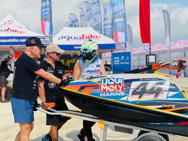 GETTING READY: Riders prepare for the UIM-ABP Aquabike World Championship. VNS Photo Thiên Kim GETTING READY: Riders prepare for the UIM-ABP Aquabike World Championship. VNS Photo Thiên Kim