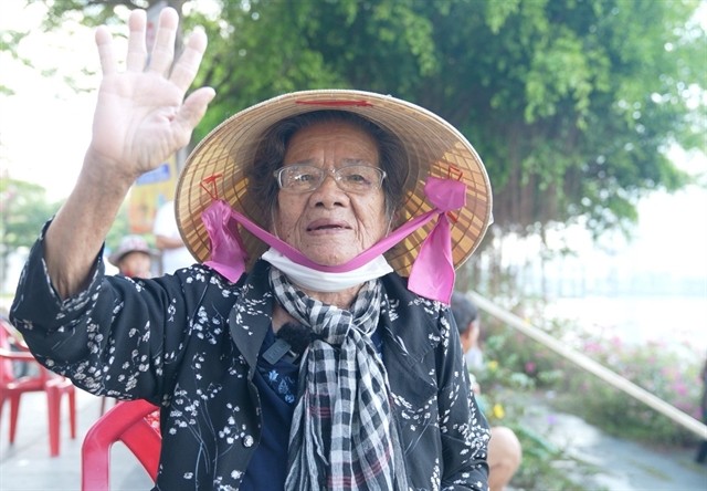 SUPER FAN: A 93-year-old local fan of the race. VNS Photo Thiên Kim SUPER FAN: A 93-year-old local fan of the race. VNS Photo Thiên Kim