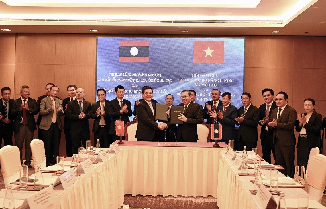 Vietnamese Minister of Industry and Trade Nguyen Hong Dien and Lao Minister of Energy and Mines Phosay Sayasone sign a Memorandum of Understanding on energy and mineral cooperation on April 7