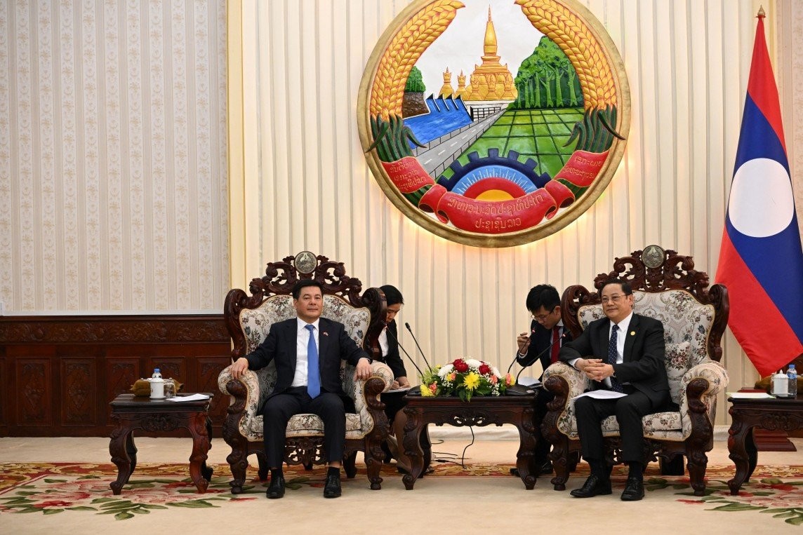 Lao Prime Minister Sonexay Siphandone (right) meets with Vietnamese Minister of Industry and Trade Nguyen Hong Dien on April 8 in Vientiane, Laos