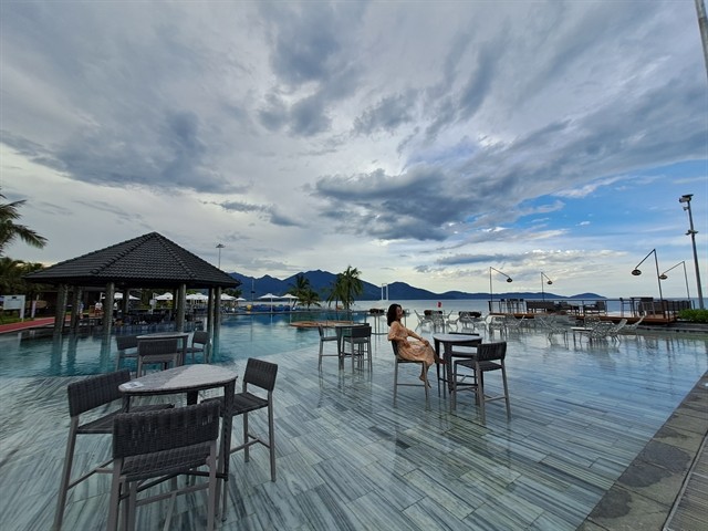 A water-flooded bar offers fresh sea breeze on the beach of Nguyễn Tất Thành in Đà Nẵng City. The central city has emerged as a destination for MICE, Golf and wedding travel in the Asia Pacific region. VNS Photo Công Thành  A water-flooded bar offers fresh sea breeze on the beach of Nguyễn Tất Thành in Đà Nẵng City. The central city has emerged as a destination for MICE, Golf and wedding travel in the Asia Pacific region. VNS Photo Công Thành