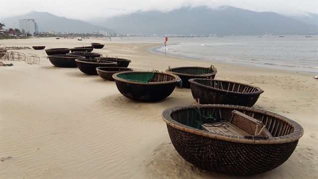 Coracles on the beach of Sơn Trà Peninsula in Đà Nẵng. Fishing community and lifestyle is a unique attraction for international tourists visiting the coastal central city. VNS Photo Công Thành  Coracles on the beach of Sơn Trà Peninsula in Đà Nẵng. Fishing community and lifestyle is a unique attraction for international tourists visiting the coastal central city. VNS Photo Công Thành