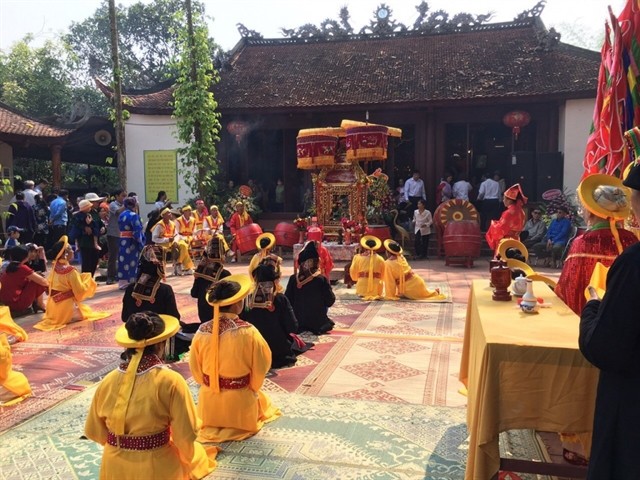 Locals worship national hero Hoàng Công Chất, a symbol of the great solidarity of the nation when fighting against foreign invaders, in Bản Phủ Citadel. Photo courtesy of Điện Biên Phủ Victory Museum Locals worship national hero Hoàng Công Chất, a symbol of the great solidarity of the nation when fighting against foreign invaders, in Bản Phủ Citadel. Photo courtesy of Điện Biên Phủ Victory Museum