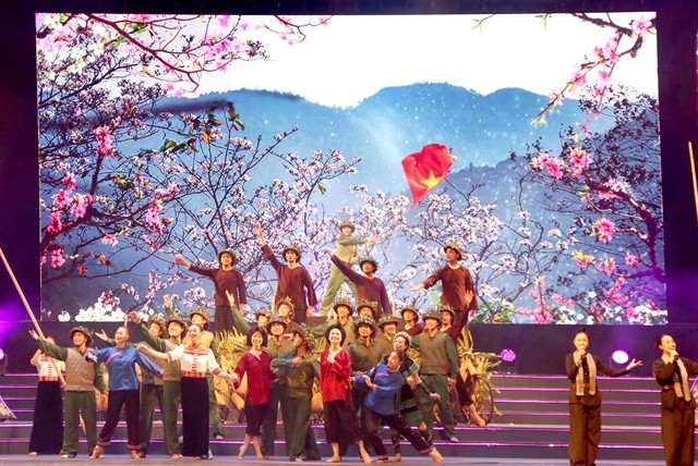 MUSICAL EXTRAVAGANZA - A music gala with the theme of “Bản Hùng Ca Vang Mãi” (Heroic Songs) was held at Nguyễn Huệ Pedestrian Street in District 1 on April 29 to mark the 49th anniversary of South Việt Nam's Liberation and Reunification Day. VNA/VNS Photo by Thu Hương