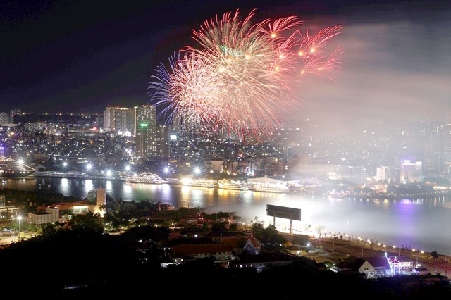 LIT UP SKY - HCM City hosted a fireworks display at five venues on April 30. VNA/VNS Photo by Thu Hương