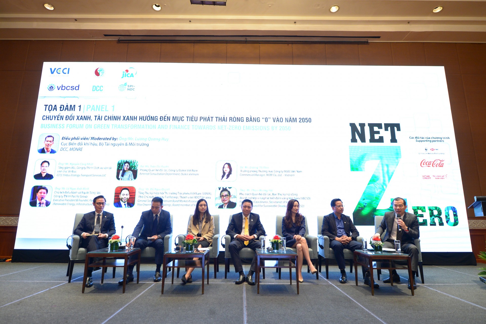 Experts sharing insights into green transformation and access to green finance for businesses pursuing a  net-zero target - photo: Tran Tuan 