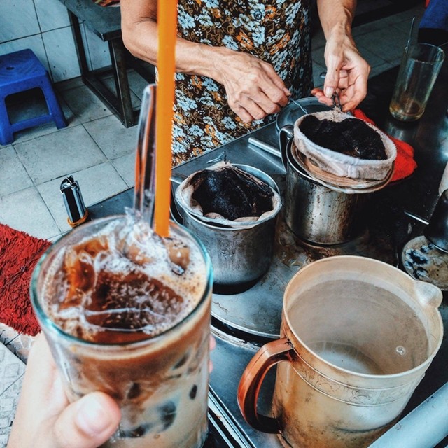 Having a traditional cà phê sữa đá is one among must-try experiences that slow travel lovers should try when coming to HCM City. The city has been named the destination travelers spend the most time in on average in Việt Nam. -- Photo cungphuot.info
