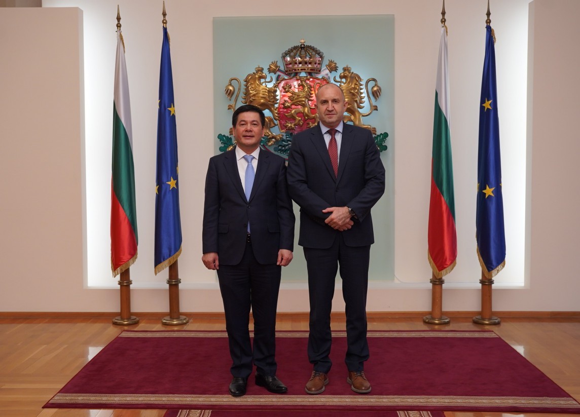 Minister Nguyen Hong Dien and Bulgarian President Rumen Radev Minister Nguyen Hong Dien and Bulgarian President Rumen Radev