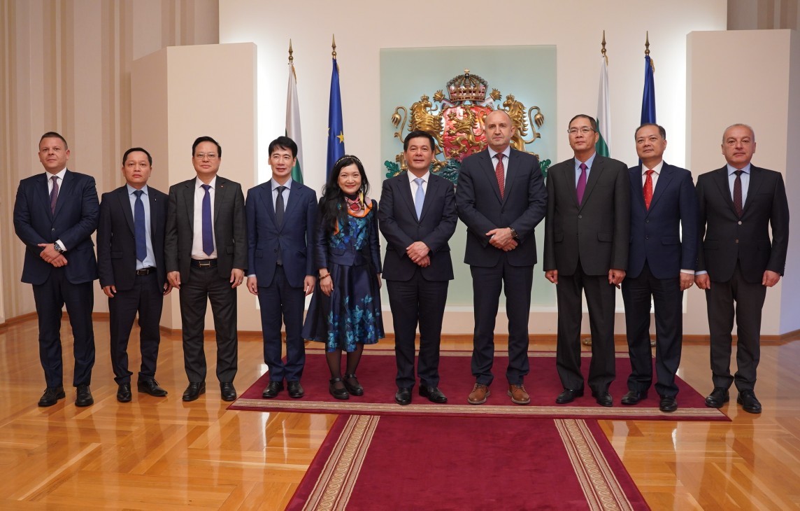 President Rumen Radev in a commemorative photo with Minister Nguyen Hong Dien and members of the Vietnamese Ministry of Industry and Trade’s delegation President Rumen Radev in a commemorative photo with Minister Nguyen Hong Dien and members of the Vietnamese Ministry of Industry and Trade’s delegation
