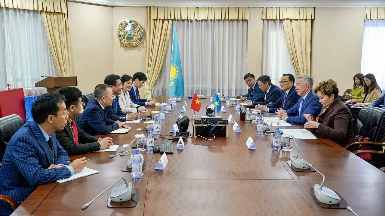 On the sidelines of the 11th session of the Vietnam-Kazakhstan Intergovernmental Committee on Economic, Trade, Scientific and Technical Cooperation, on May 15, 2024 (local time), Minister Nguyen Hong Dien has a meeting with Deputy Prime Minister of the Republic of Kazakhstan Serik Zhumangarin - photo: Office of the President of Kazakhstan