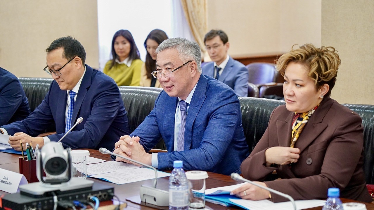 Deputy Prime Minister of the Republic of Kazakhstan Serik Zhumangarin (middle) affirms that Kazakhstan considers Vietnam a friendly country and an important partner in the region, and expresses the desire to strengthen cooperation with Vietnam in all fields - photo: Office of the President of Kazakhstan