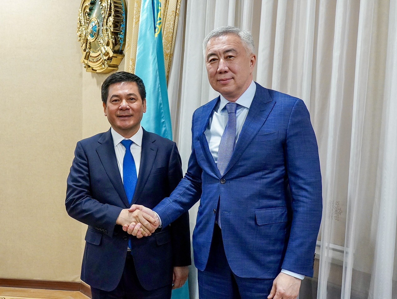Minister Nguyen Hong Dien and Kazakhstani Deputy Prime Minister Serik Zhumangarin - photo: Office of the President of Kazakhstan