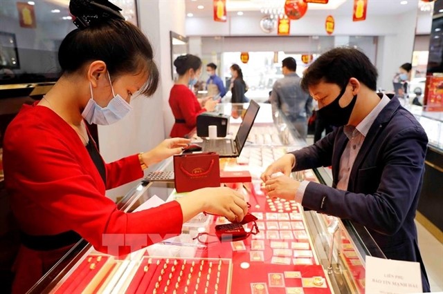 A gold transaction conducted at a shop in Hà Nội. — VNA/VNS Photo