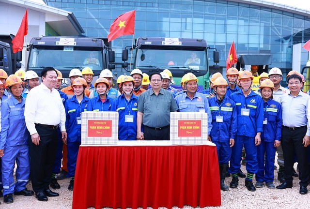 Prime Minister Pham Minh Chinh presents gifts to engineers and workers who involve in the construction of the T2 terminal of the Hanoi-based Noi Bai International Airport (Photo: VNA) Prime Minister Pham Minh Chinh presents gifts to engineers and workers who involve in the construction of the T2 terminal of the Hanoi-based Noi Bai International Airport (Photo: VNA)