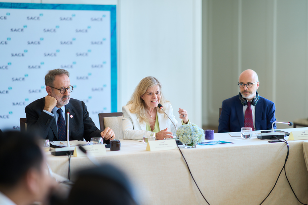 Michal Ron, Chief International Business Officer of SACE (middle), talks about investment in Vietnam - photo: SACE  Michal Ron, Chief International Business Officer of SACE (middle), talks about investment in Vietnam - photo: SACE