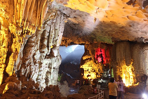 Sửng Sốt Cave, one of the most beautiful caves in Hạ Long, discovered by a group of French explorers in 1901. Photo halongcity.gov.vn Sửng Sốt Cave, one of the most beautiful caves in Hạ Long, discovered by a group of French explorers in 1901. Photo halongcity.gov.vn