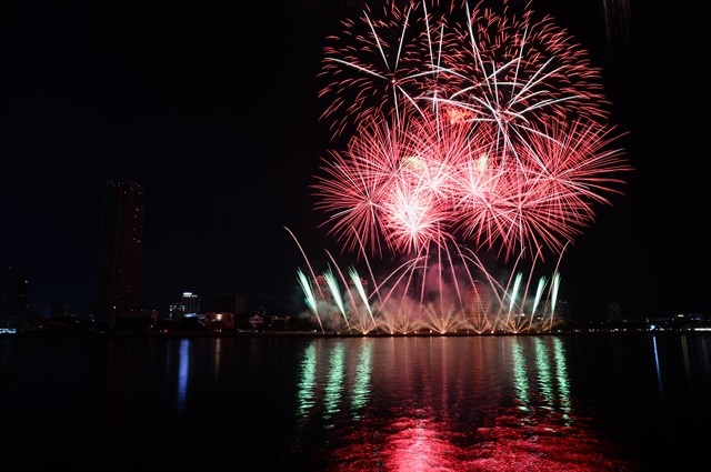 The host team Đà Nẵng-Việt Nam launch their fireworks in the sky above the Hàn River at the Đà Nẵng International Fireworks Festival 2024. — Photo courtesy of DIFF The host team Đà Nẵng-Việt Nam launch their fireworks in the sky above the Hàn River at the Đà Nẵng International Fireworks Festival 2024. — Photo courtesy of DIFF