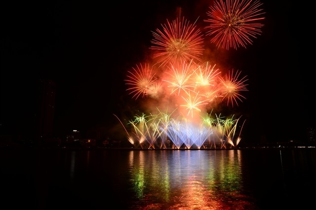 Fireworks from the Đà Nẵng-Việt Nam team. The host had a disadvantage of light wind at the opening of the Đà Nẵng International Fireworks Festival 2024. — Photo courtesy of DIFF Fireworks from the Đà Nẵng-Việt Nam team. The host had a disadvantage of light wind at the opening of the Đà Nẵng International Fireworks Festival 2024. — Photo courtesy of DIFF