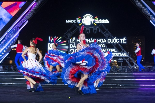 Dancers perform on stage at the opening of the Đà Nẵng International Fireworks Festival on June 8. — Photo courtesy of DIFF Dancers perform on stage at the opening of the Đà Nẵng International Fireworks Festival on June 8. — Photo courtesy of DIFF