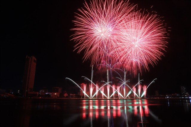 French-Vietnamese fireworks show sparks at Đà Nẵng Fest French-Vietnamese fireworks show sparks at Đà Nẵng Fest