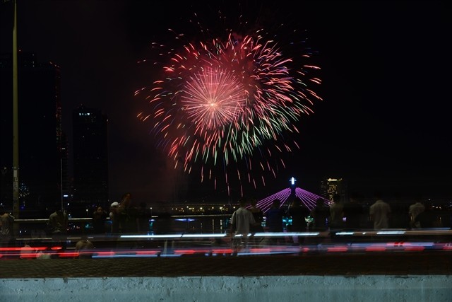 A fireworks show in Đà Nẵng at the opening of the Đà Nẵng International Fireworks Festival 2024. — Photo courtesy of DIFF A fireworks show in Đà Nẵng at the opening of the Đà Nẵng International Fireworks Festival 2024. — Photo courtesy of DIFF