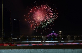 French-Vietnamese fireworks show sparks at Đà Nẵng Fest