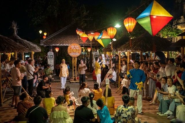Artists perform local folk art in Hội An ancient town. Series of sports and entertainment programmes are scheduled on beaches of Cửa Đại and An Bàng. Photo courtesy of Hội An City's Culture and Sports Centre Artists perform local folk art in Hội An ancient town. Series of sports and entertainment programmes are scheduled on beaches of Cửa Đại and An Bàng. Photo courtesy of Hội An City's Culture and Sports Centre
