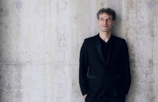 French conductorpianist to host concert tour in VN