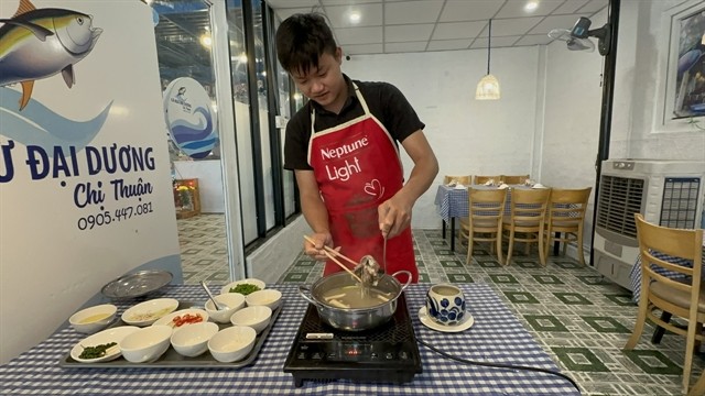 Chef Phạm Minh Chiến cooks the dish. VNS Photos Lê Hương