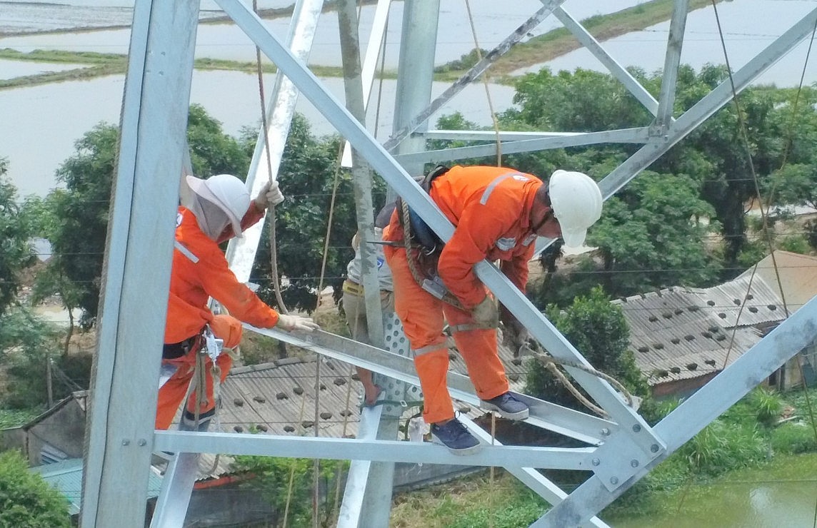 Workers from the Southern Power Corporation assemble crossbeam structures - photo: EVNSPC