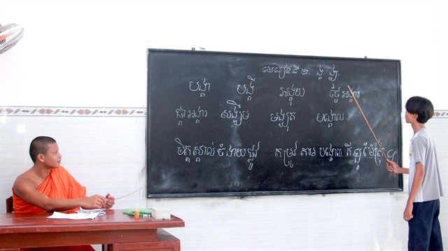 Children in the southern province of Bạc Liêu are encouraged to take Khmer script classes during the summer. VNA/VNS Photo Chanh Đa