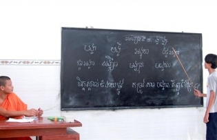Bạc Liêu temples offer summer Khmer script classes to preserve heritage