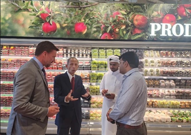 Vietnamese Ambassador to Saudi Arabia Dang Xuan Dung discusses opportunities to bring Vietnamese dragon fruit to Spinneys shelves (Photo: congthuong.vn)