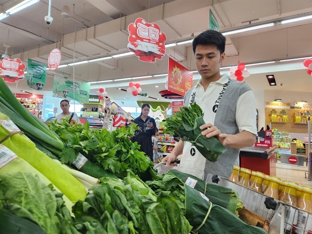 Consumers shop at GO! Huế supermarket. The inflationary pressure is forecast not significant in the second half of this year. — VNA/VNS Photo Tường Vi