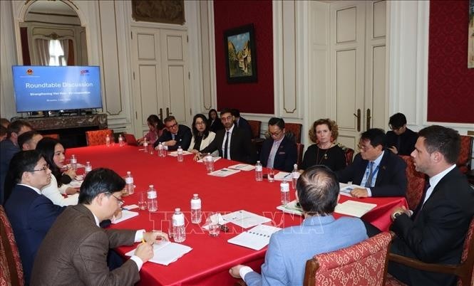 The Vietnamese Embassy in Belgium holds a discussion in Brussels on July 2 with the European Chamber of Commerce in Vietnam  (Photo:VNA) The Vietnamese Embassy in Belgium holds a discussion in Brussels on July 2 with the European Chamber of Commerce in Vietnam  (Photo:VNA)