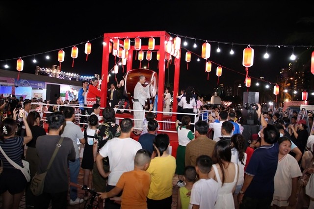 DRUMMING CIRCLE: Japanese artists demonstrate a Taiko drum at the Việt Nam-Japan Cultural Festival in Đà Nẵng on July 4. Photo courtesy of Trần Lê Lâm
