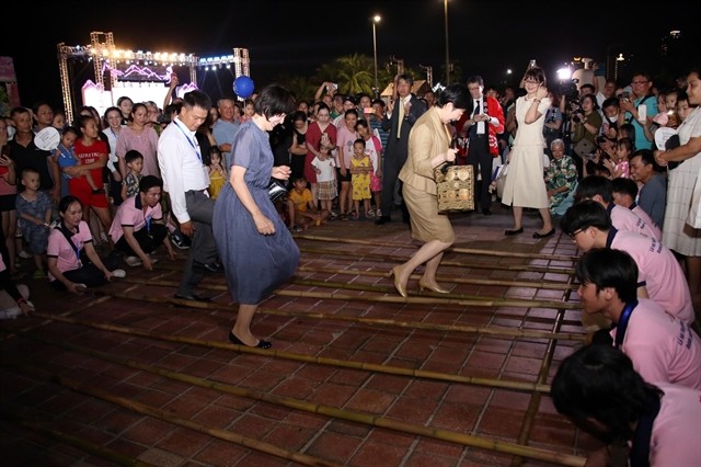 FOLK DANCING: Vietnamese and Japanese participants at the Việt Nam-Japan Cultural Festival. The event has been successfully organised in the city since 2014. Photo courtesy of Lê Lâm