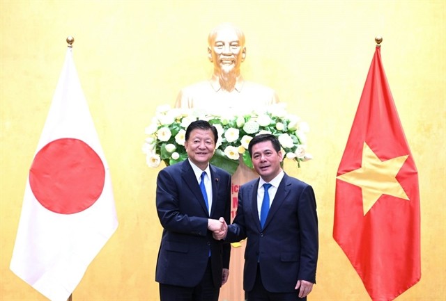 Vietnamese Minister of Industry and Trade Nguyễn Hồng Diên (right) and Japanese Minister in charge of the Comprehensive and Progressive Agreement for Trans-Pacific Partnership (CPTPP) Shindo Yoshitaka had talks in Hà Nội on Tuesday. — Photo from the Ministry of Industry and Trade