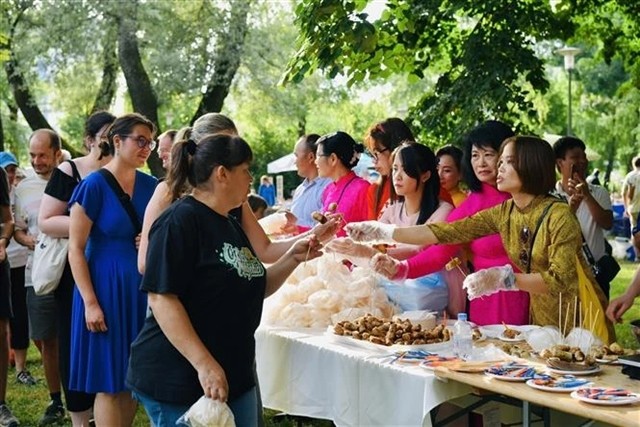 Visitors to the Vietnamese Culture Day event have some Vietnamese food. VNA/VNS Photo