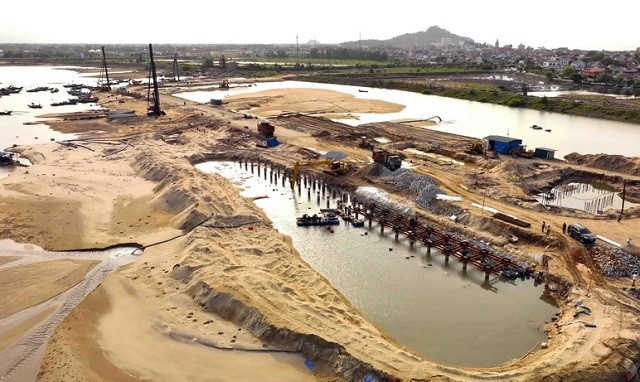 An underway project at Cua Nhuong fishing port, Cam Nhuong commune, Cam Xuyen district, Ha Tinh province (Photo: VNA).
