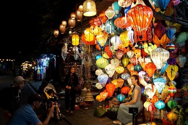 Hội An is most stunning at night as lanterns, the local unique craft, is lights up in every corners. VNA/VNS Photo Hội An is most stunning at night as lanterns, the local unique craft, is lights up in every corners. VNA/VNS Photo