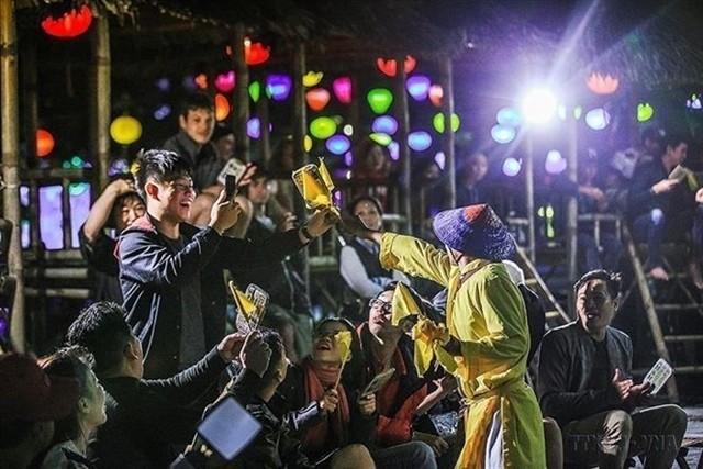 Music and art performance is part of Hội An's night life. VNA/VNS Photo Music and art performance is part of Hội An's night life. VNA/VNS Photo