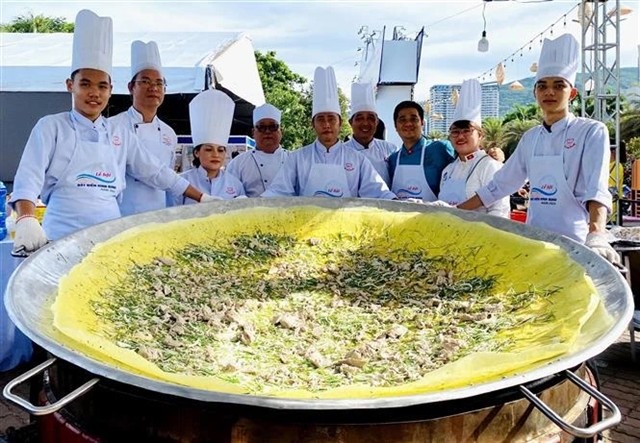 A giant bánh xèo (Vietnamese fried pancake) at the festival. VNA/VNS Photo