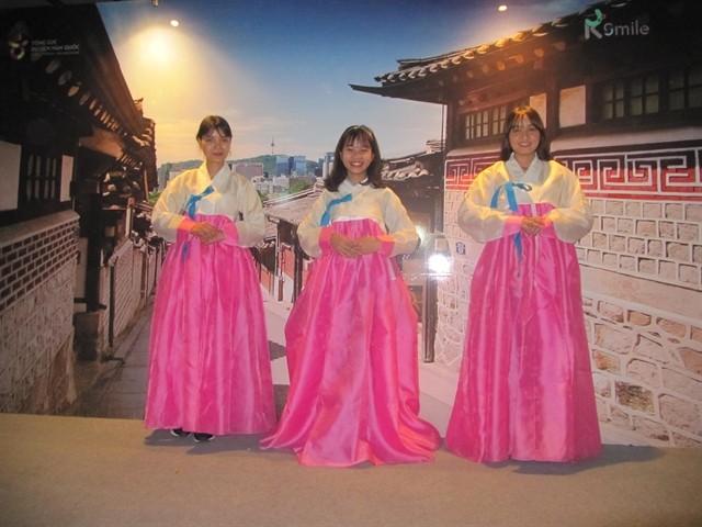 Vietnamese volunteers don the Korean traditional fashion, Hanbok, at an event for the Korean Cultural Day in Hội An City. VNS Photo Công Thành